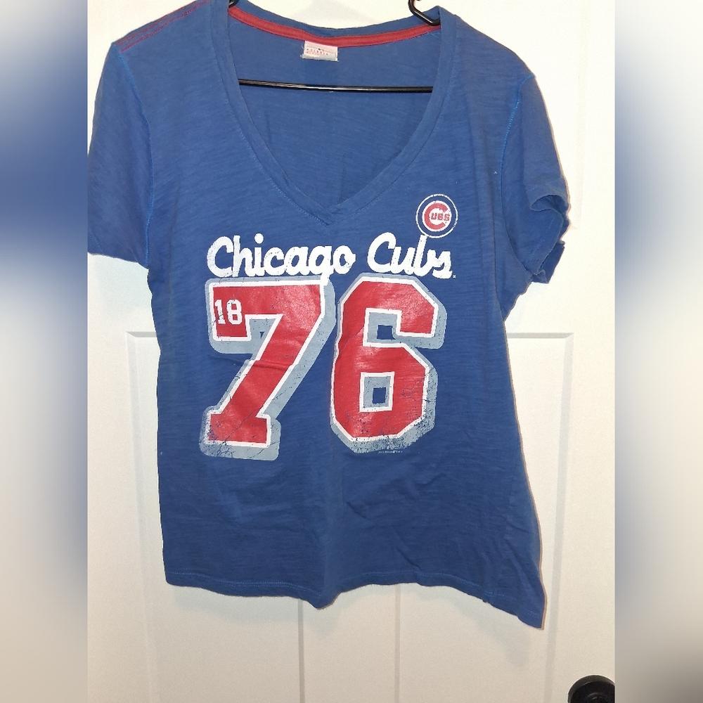 Blue Chicago Cubs Distressed Women's V-Neck T-Shirt Size Large